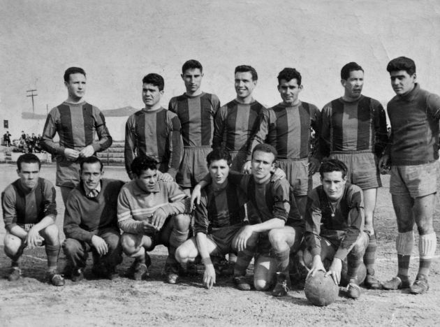 Formación azulgrana en 1963 en El Peñascal. Arriba; Antón, ?,?, Mariano, Vitorio, Costa, Callejo. Abajo; ?, Bellota, ? ,Domingo, Carlos de la Plaza, Ventura Formación azulgrana en 1963 en El Peñascal. Arriba; Antón, ?,?, Mariano, Vitorio, Costa, Callejo. Abajo; ?, Bellota, ? ,Domingo, Carlos de la Plaza, Ventura