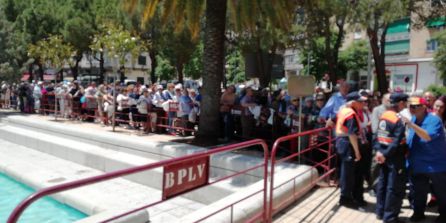 Colas de gente esperando su tupper Colas de gente esperando su tupper