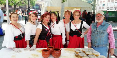 Mujeres de Santa Águeda y Santos Espejo, repartiendo el guiso Mujeres de Santa Águeda y Santos Espejo, repartiendo el guiso