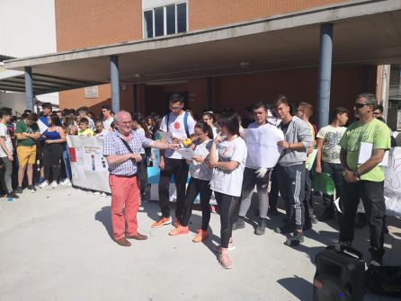 Alumna en el momento de la lectura de la carta a los presidentes del Gobierno de España y de la Junta de Andalucía Alumna en el momento de la lectura de la carta a los presidentes del Gobierno de España y de la Junta de Andalucía