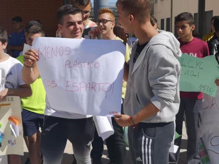 Alumnos muestraslos eslóganes elaborados Alumnos muestraslos eslóganes elaborados