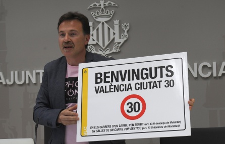 Valencia ya prohíbe pero no sanciona los patinetes por las aceras Valencia ya prohíbe pero no sanciona los patinetes por las aceras