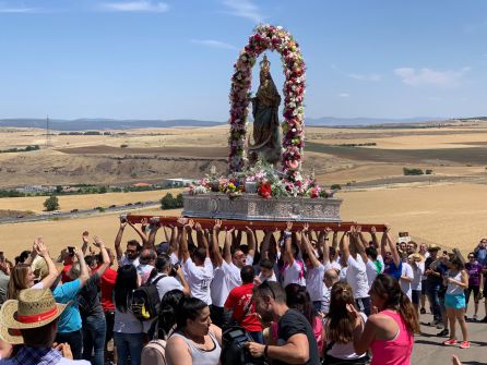 Cientos de personas acompañan a la Virgen de Alarcos en su romería Cientos de personas acompañan a la Virgen de Alarcos en su romería