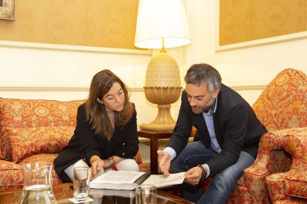 Inés Rey y Xulio Ferreiro celebraron la primera reunión de traspaso de poderes Inés Rey y Xulio Ferreiro celebraron la primera reunión de traspaso de poderes