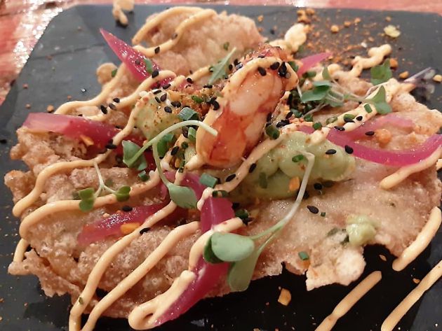 Taco de tortilla de camarones con guacamole Taco de tortilla de camarones con guacamole