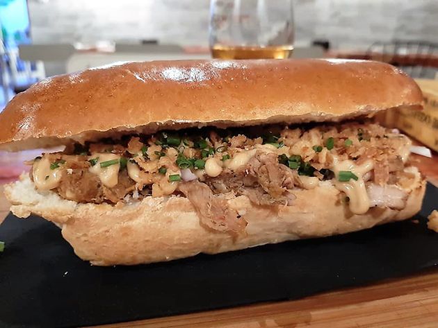 Brioche de cerdo desmigado con salsa hoisi Brioche de cerdo desmigado con salsa hoisi
