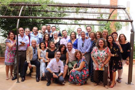 Grupo de algunas de las promociones de alumnas y alumnos Grupo de algunas de las promociones de alumnas y alumnos