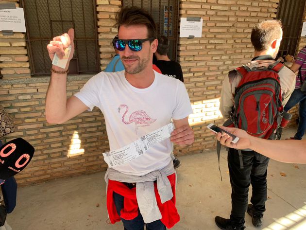 Ciudadanos mostrando sus entradas conseguidas presencialmente en la Plaza de Toros Ciudadanos mostrando sus entradas conseguidas presencialmente en la Plaza de Toros