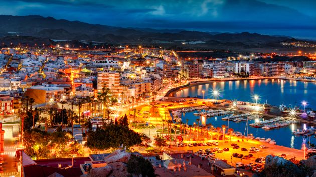 Vista panorámica, nocturna, de Águilas y su puerto Vista panorámica, nocturna, de Águilas y su puerto