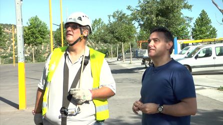 El concejal de innovación, Manuel Gómez supervisa con el técnico instalador el montaje de la nueva iluminación El concejal de innovación, Manuel Gómez supervisa con el técnico instalador el montaje de la nueva iluminación