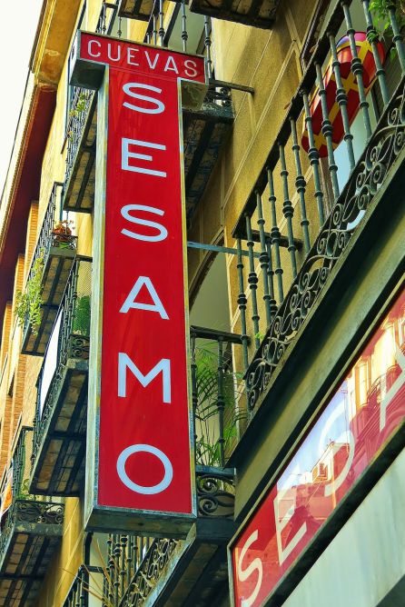 Fachada de Cuevas del Sésamo. Fachada de Cuevas del Sésamo.