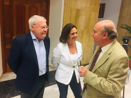 De izquierda a derecha: El concejal del PSOE, Emilio Aumente; la alcaldesa de Córdoba en funciones, Isabel Ambrosio; y el concejal del PP, Luis Martín (PP), en los pasillos del ayuntamiento minutos antes del último pleno de la legislatura. De izquierda a derecha: El concejal del PSOE, Emilio Aumente; la alcaldesa de Córdoba en funciones, Isabel Ambrosio; y el concejal del PP, Luis Martín (PP), en los pasillos del ayuntamiento minutos antes del último pleno de la legislatura.