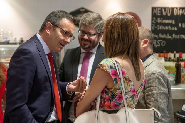 Diego Conesa, junto a Fran Hervías y Valle Míguelez, de Cs, en la cafetería de la Asamblea Regional Diego Conesa, junto a Fran Hervías y Valle Míguelez, de Cs, en la cafetería de la Asamblea Regional