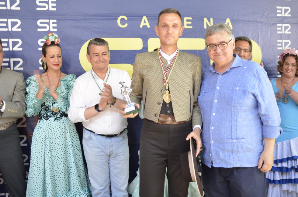 La Hermandad de Rociana recibe el 'Tamborilero' de manos del Director Regional de la Cadena SER, Antonio Yélamo La Hermandad de Rociana recibe el 'Tamborilero' de manos del Director Regional de la Cadena SER, Antonio Yélamo