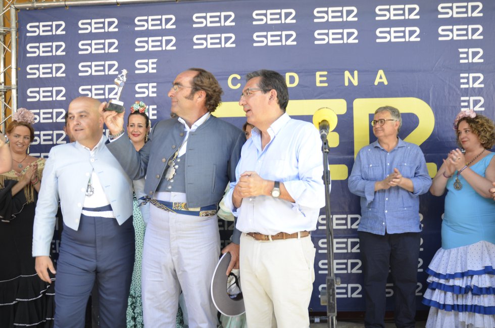 Antonio Pulido entrega el 'Tamborilero' a la Obra Social de la Corona del Centenario Antonio Pulido entrega el 'Tamborilero' a la Obra Social de la Corona del Centenario