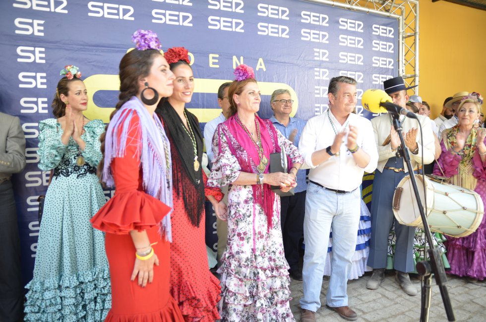 Magdalena Lirola y sus hijas, reciben el homenaje póstumo a Rafa Serna Magdalena Lirola y sus hijas, reciben el homenaje póstumo a Rafa Serna