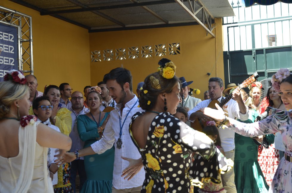 El público se animó a bailar al final del acto El público se animó a bailar al final del acto