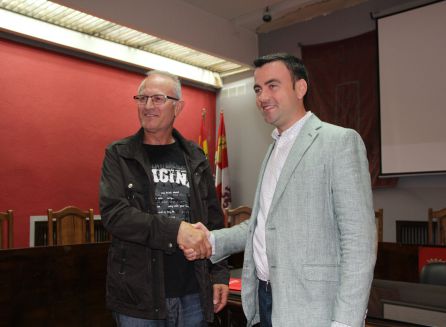 El coordinador de IU Miguel Ángel Gómez felicita a Carlos Fraile por el acuerdo El coordinador de IU Miguel Ángel Gómez felicita a Carlos Fraile por el acuerdo