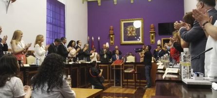 Los concejales aplauden a Julio Millán en el momento en el que toma el bastón de mando. Los concejales aplauden a Julio Millán en el momento en el que toma el bastón de mando.