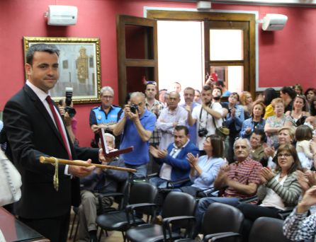 Carlos Fraile con el bastón de mando y la medalla del Ayuntamiento Carlos Fraile con el bastón de mando y la medalla del Ayuntamiento