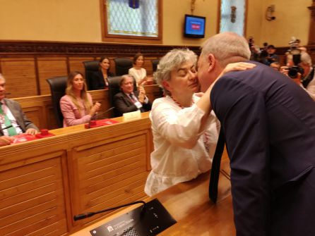 Ana González besa al único apoyo obtenido, el portavoz de IU, Aurelio Martín Ana González besa al único apoyo obtenido, el portavoz de IU, Aurelio Martín