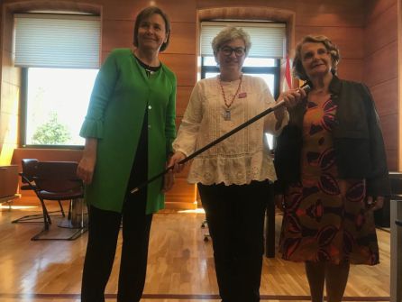 Ana González flanqueada por las dos últimas alcaldesas; Carmen Moriyón (FAC) y Paz Fernández Felgueroso (PSOE) Ana González flanqueada por las dos últimas alcaldesas; Carmen Moriyón (FAC) y Paz Fernández Felgueroso (PSOE)