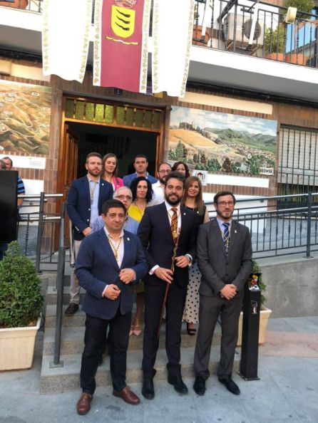 Foto de familia con todos los miembros de la nueva corporación, a las puertas del Ayuntamiento de Bedmar y Garcíez Foto de familia con todos los miembros de la nueva corporación, a las puertas del Ayuntamiento de Bedmar y Garcíez