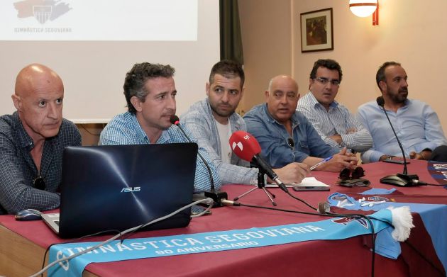 Agustín Cuenca, segundo por la izquierda, con miembros de su junta directiva Agustín Cuenca, segundo por la izquierda, con miembros de su junta directiva