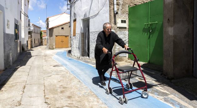 Tía Rosa, de 86 años, camina con el andador por el carril habilitado para ello en Pescueza (Cáceres). Tía Rosa, de 86 años, camina con el andador por el carril habilitado para ello en Pescueza (Cáceres).