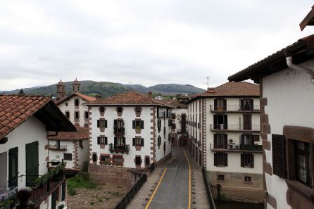 Casas de muros blancos y sillar rojizo en vanos y esquinas Casas de muros blancos y sillar rojizo en vanos y esquinas