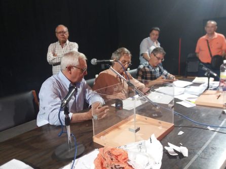 Momento en el que el anterior presidente, en primer plano, Ignacio MOreno de Barreda, da a conocer el resultado del escritinio, en presencia del nuevo presidente, Manuel Ogallar, de pie a la derecha Momento en el que el anterior presidente, en primer plano, Ignacio MOreno de Barreda, da a conocer el resultado del escritinio, en presencia del nuevo presidente, Manuel Ogallar, de pie a la derecha
