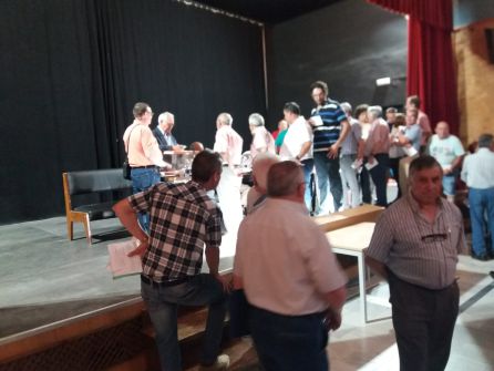 Momento en el que los comuneros proceden a la votación Momento en el que los comuneros proceden a la votación