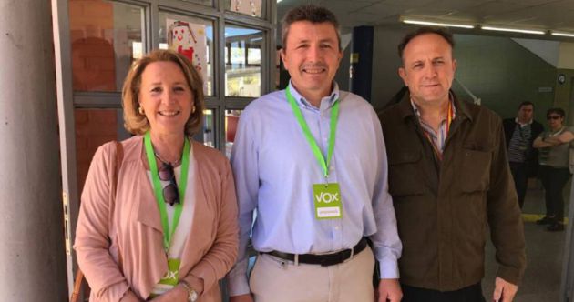 Luis Gestoso, tercero por la izquierda, junto a la diputada nacional y el diputado regional de VOX, Lourdes Méndez y Pascual Salvador, respectivamente Luis Gestoso, tercero por la izquierda, junto a la diputada nacional y el diputado regional de VOX, Lourdes Méndez y Pascual Salvador, respectivamente