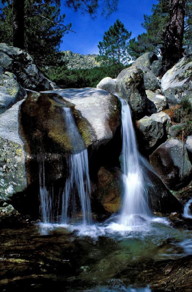 El agua procedente de la Sierra a través de varias gargantas baña los entornos de la localidad. Imagen cedida por el Ayuntamiento de Candeleda El agua procedente de la Sierra a través de varias gargantas baña los entornos de la localidad. Imagen cedida por el Ayuntamiento de Candeleda
