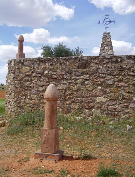Falos de piedra en Los Hinojosos (Cuenca). Falos de piedra en Los Hinojosos (Cuenca).