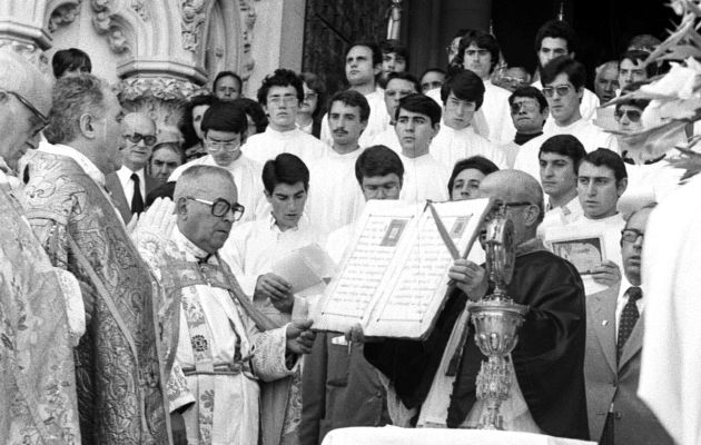 El Corpus de 1980 en la puerta de la Catedral de Cuenca, con el obispo José Guerra Campos. El Corpus de 1980 en la puerta de la Catedral de Cuenca, con el obispo José Guerra Campos.