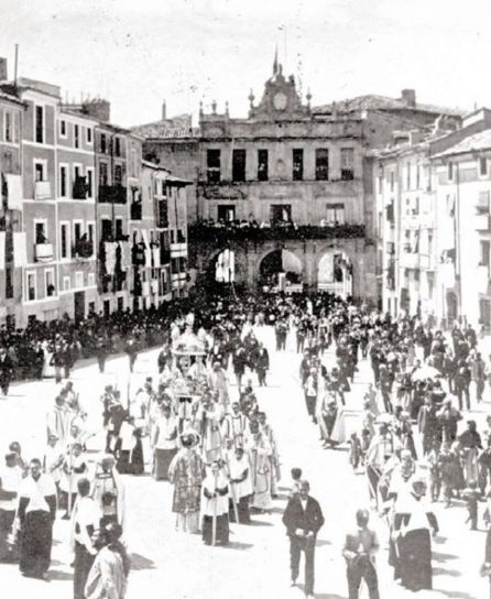La procesión por la Plaza Mayor de Cuenca hacia 1920. La procesión por la Plaza Mayor de Cuenca hacia 1920.