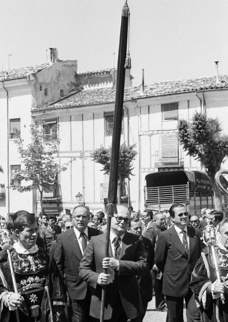 Pedro Cerrillo porta el Pendón de Alfonso VIII en la procesión del Corpus de Cuenca en 1980. Pedro Cerrillo porta el Pendón de Alfonso VIII en la procesión del Corpus de Cuenca en 1980.