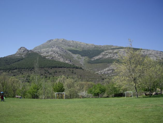 Valverde de los Arroyos (Guadalajara), paraíso natural y emblema de la Arquitectura Negra: Valverde de los Arroyos, paraíso natural y emblema de la arquitectura negra Valverde de los Arroyos (Guadalajara), paraíso natural y emblema de la Arquitectura Negra: Valverde de los Arroyos, paraíso natural y emblema de la arquitectura negra