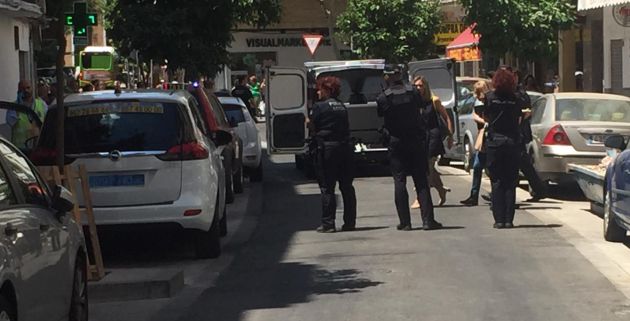 La Policía en el domicilio donde ocurrió el crimen el pasado viernes. La Policía en el domicilio donde ocurrió el crimen el pasado viernes.