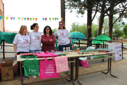 Varias madres participan en el mercadillo solidario del CEIP San Gil Varias madres participan en el mercadillo solidario del CEIP San Gil