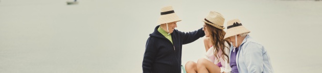 Dos señoras con sombrero graciosero, junto a una joven. Dos señoras con sombrero graciosero, junto a una joven.