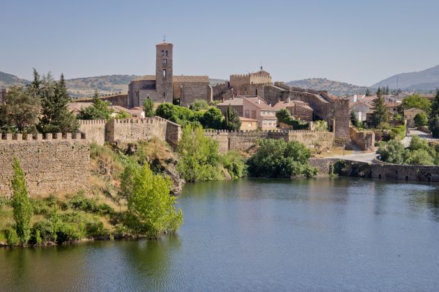 El recinto amurallado de Buitrago se sitúa en mitad del río Lozoya El recinto amurallado de Buitrago se sitúa en mitad del río Lozoya