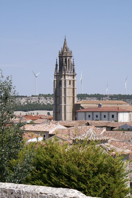 Vista de la torre de la Colegiata de San Miguel conocida como la "Giralda de Campos" Vista de la torre de la Colegiata de San Miguel conocida como la "Giralda de Campos"