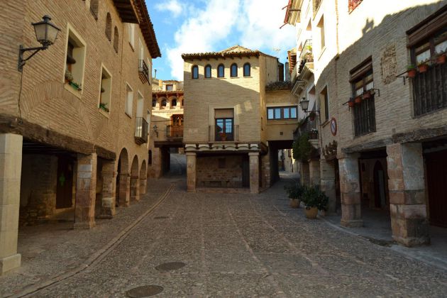 Plaza de Rafael Ayerbe, en Alquézar (Huesca) Plaza de Rafael Ayerbe, en Alquézar (Huesca)