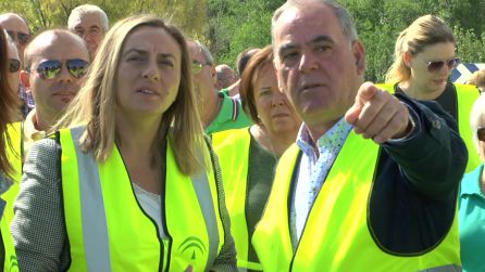 La consejera atiende las explicaciones del alcalde de Quesada La consejera atiende las explicaciones del alcalde de Quesada