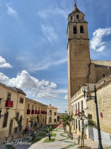 Plaza del Poeta José García Nieto a los pies de la torre de la iglesia parroquial de la Asunción el día del Corpus de Villacarrillo en 2018 Plaza del Poeta José García Nieto a los pies de la torre de la iglesia parroquial de la Asunción el día del Corpus de Villacarrillo en 2018