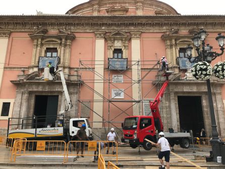 Fachada de la Basílica, donde los operarios instalan el tapiz de flores que permanecerá expuesto el fin de semana Fachada de la Basílica, donde los operarios instalan el tapiz de flores que permanecerá expuesto el fin de semana