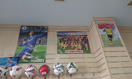 Posters de Fernando Torres en la tienda de deportes del vicepresidente de su peña, José Antonio Camacho Posters de Fernando Torres en la tienda de deportes del vicepresidente de su peña, José Antonio Camacho