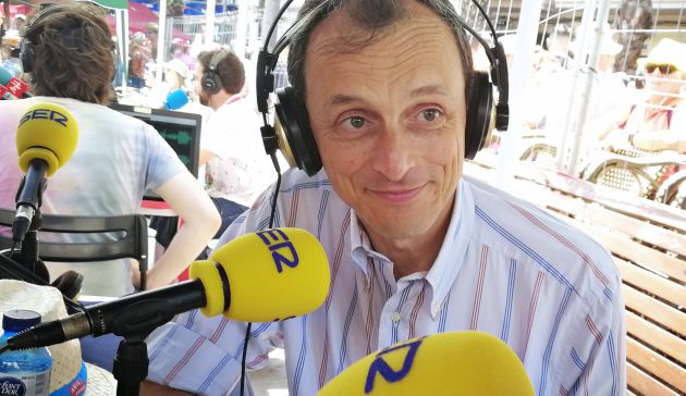 Pedro Duque en la plaza de los Luceros durante las Fiestas de Hogueras de Alicante Pedro Duque en la plaza de los Luceros durante las Fiestas de Hogueras de Alicante